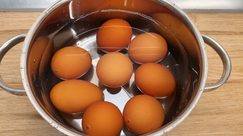 Hard boiling eggs