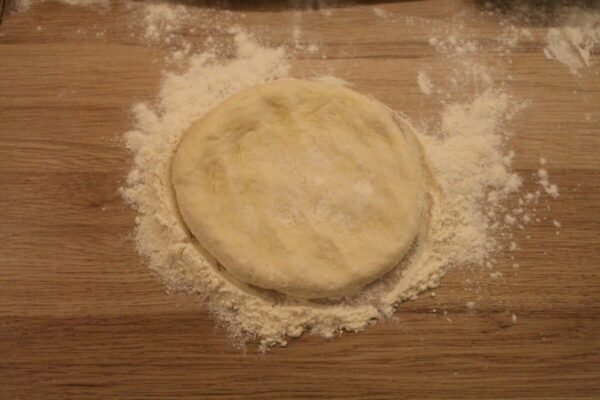 How to shape pizza dough 2
