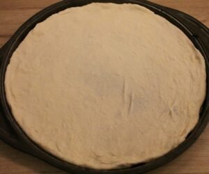 How to shape pizza dough 4
