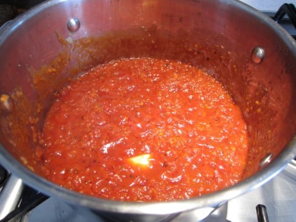 making easy tomato sauce