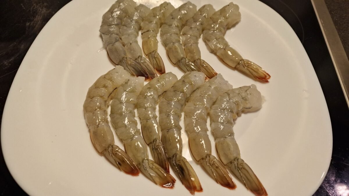 Preparing shrimps