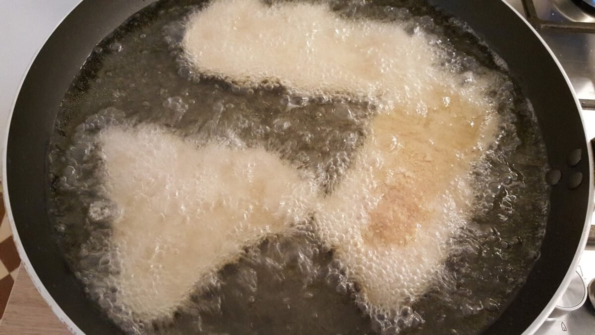 Wienerschnitzel deep frying 1