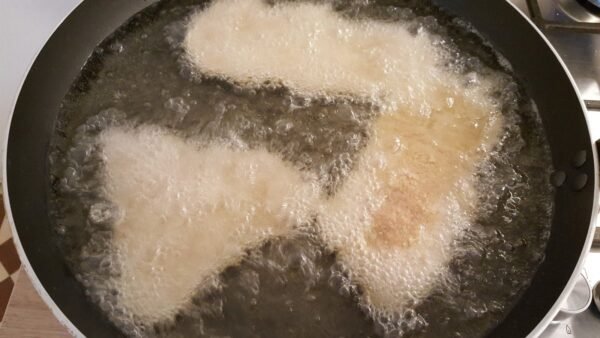 Wienerschnitzel deep frying 1
