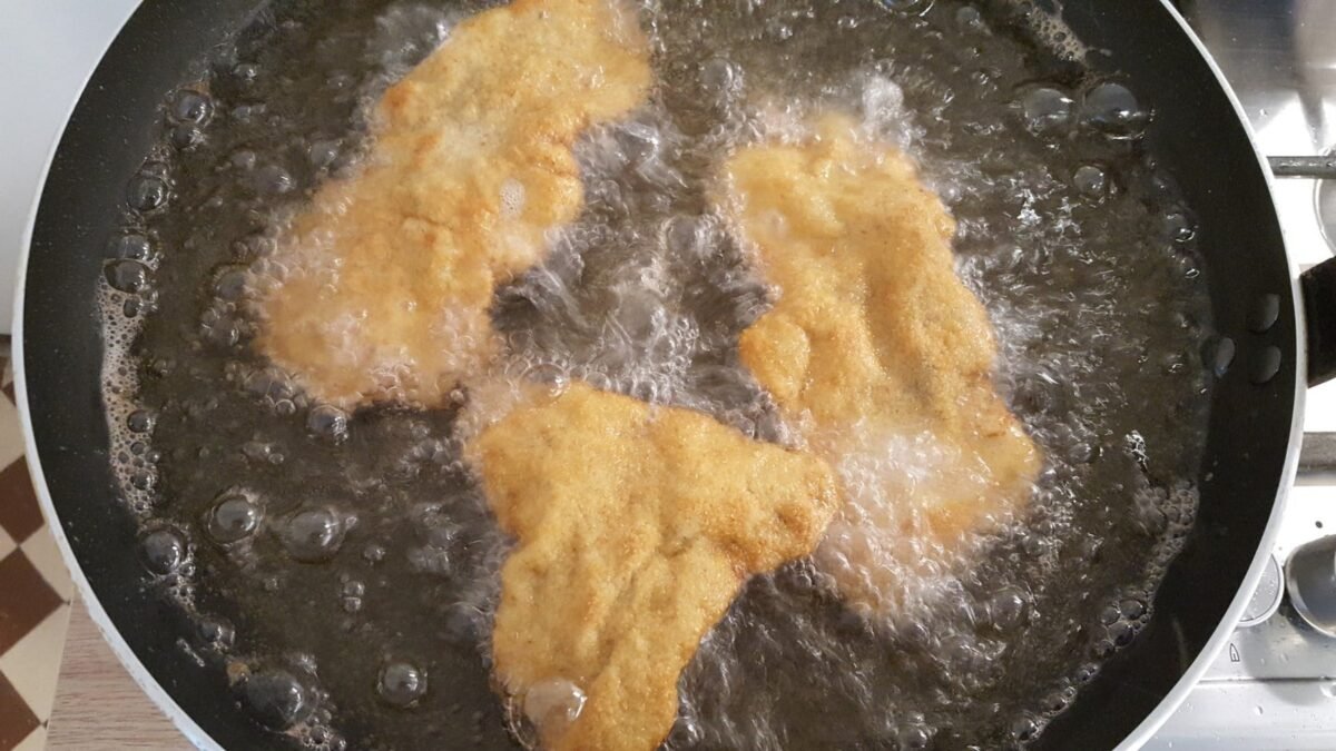 Wienerschnitzel deep frying 2