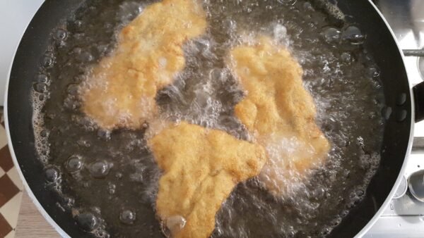 Wienerschnitzel deep frying 2
