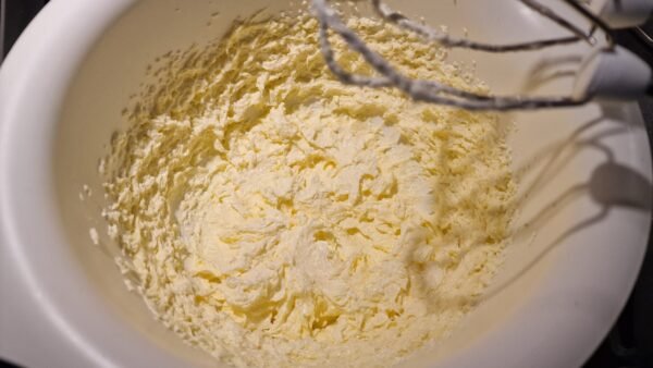 Making mazarin cake 1