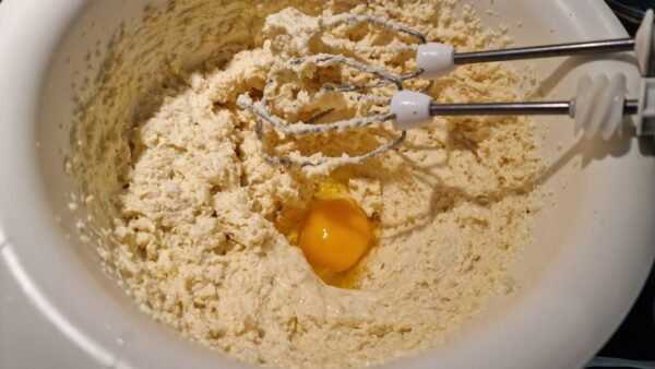 Making mazarin cake 3