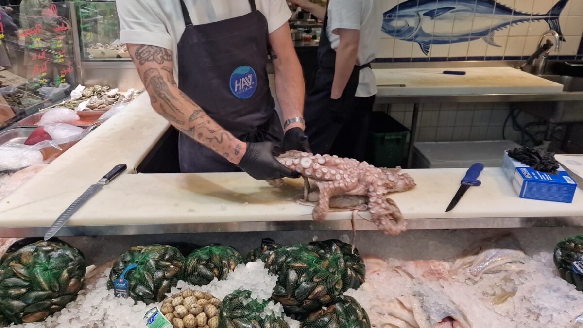 Buying octopus in Cophenhagen Torvehallerne KBH