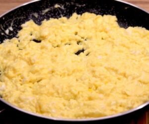 Cheddar scrambled eggs