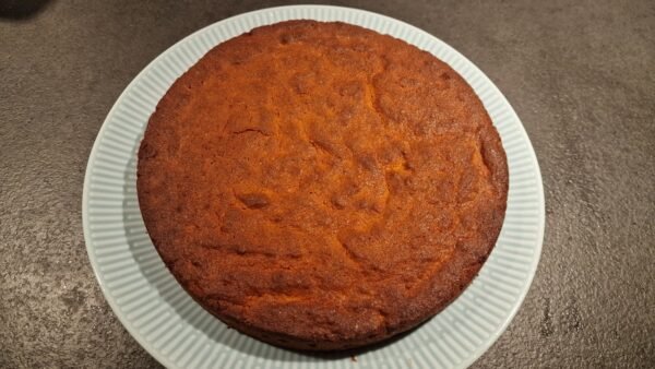 Coating the gluten-free mazarin cake 1