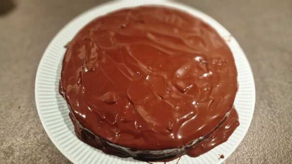 Coating the gluten-free mazarin cake 2