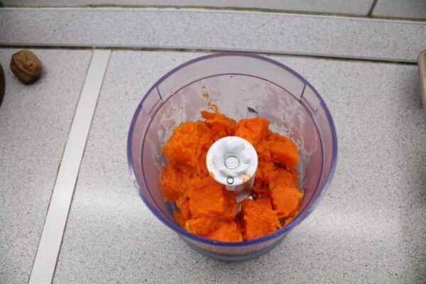 Making homemade pumpkin puree 5