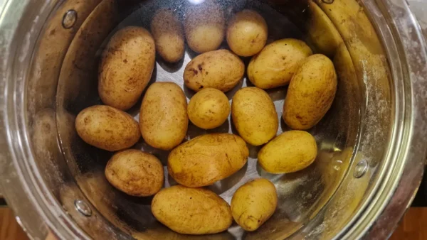 Making browned potatoes 1