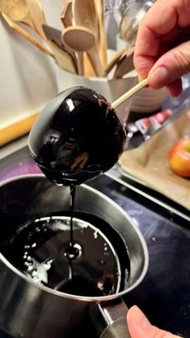 Making candy apples 4