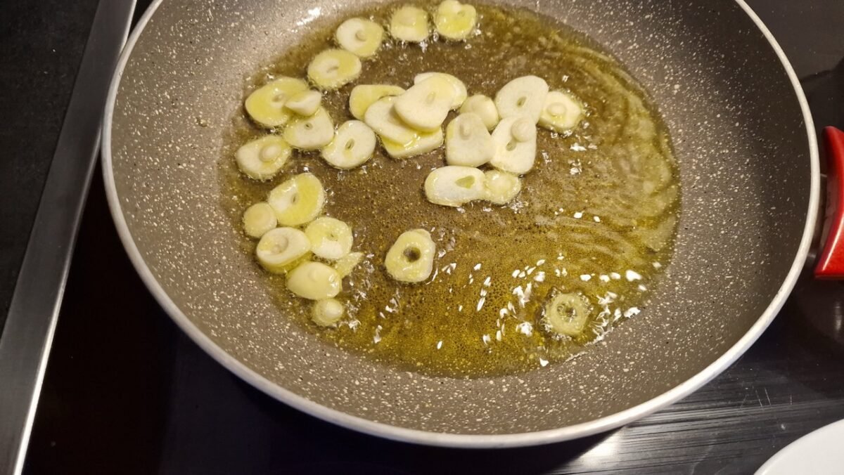 Making gambas al ajillo 2