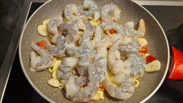 Making gambas al ajillo 3