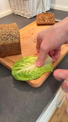 Making smørrebrød – lettuce leaf
