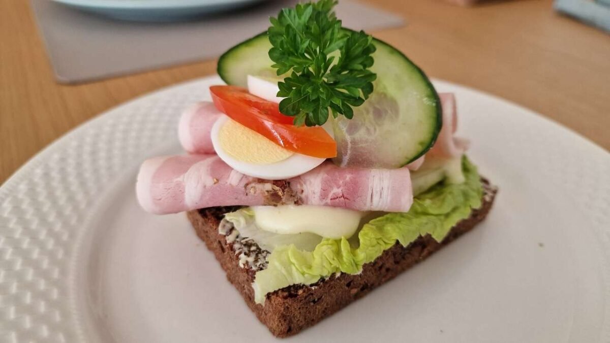 Rullepølse smørrebrød