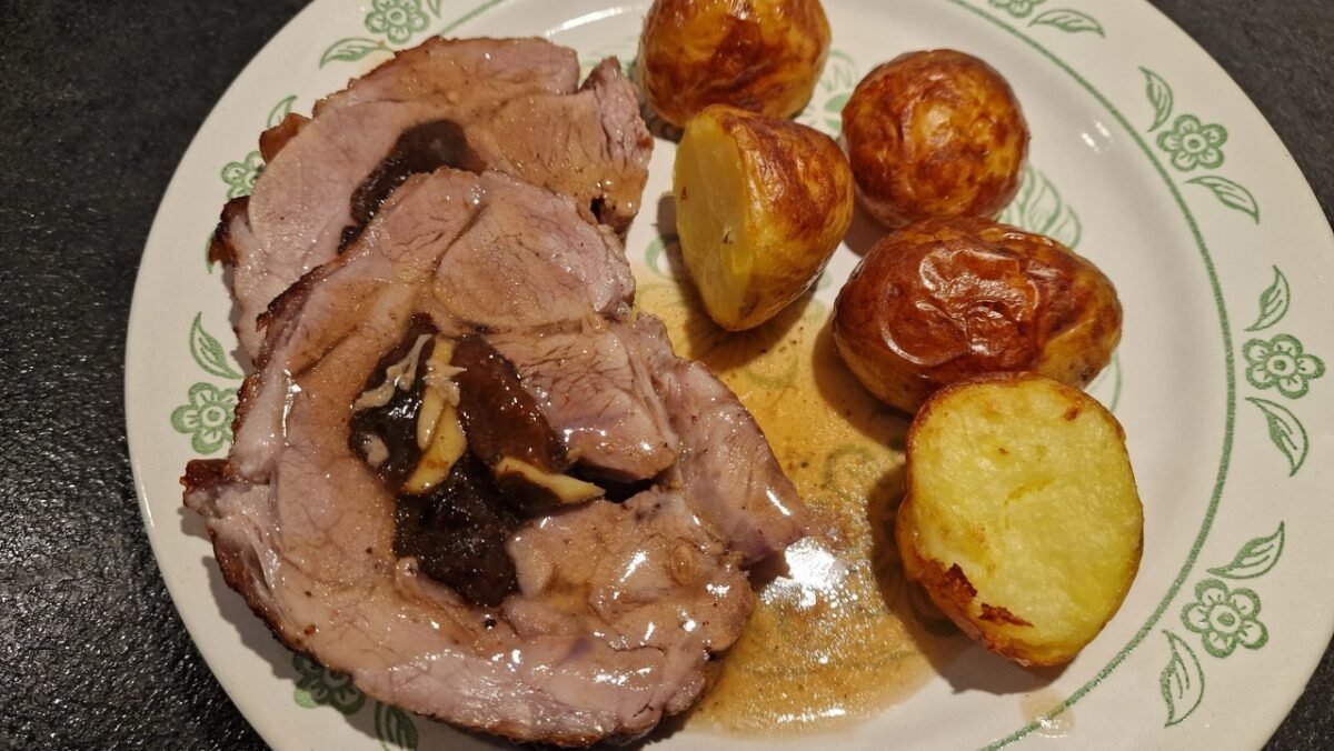 Rullesteg served with sauce and potatoes