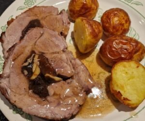 Rullesteg served with sauce and potatoes