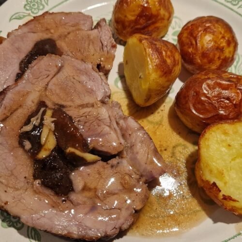 Rullesteg served with sauce and potatoes