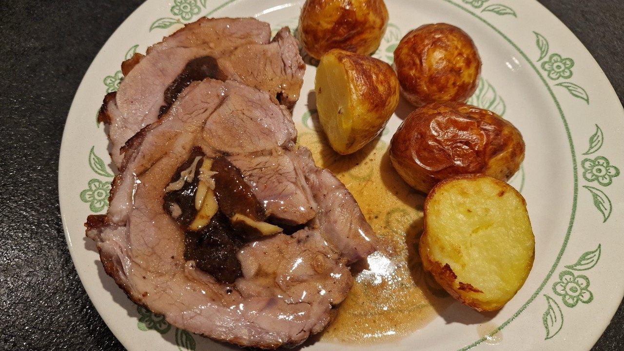 Rullesteg served with sauce and potatoes