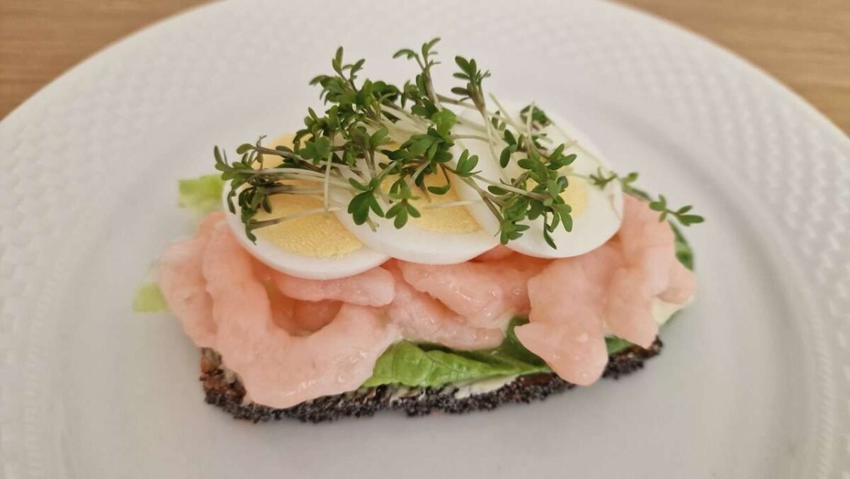 Shrimp and egg smørrebrød
