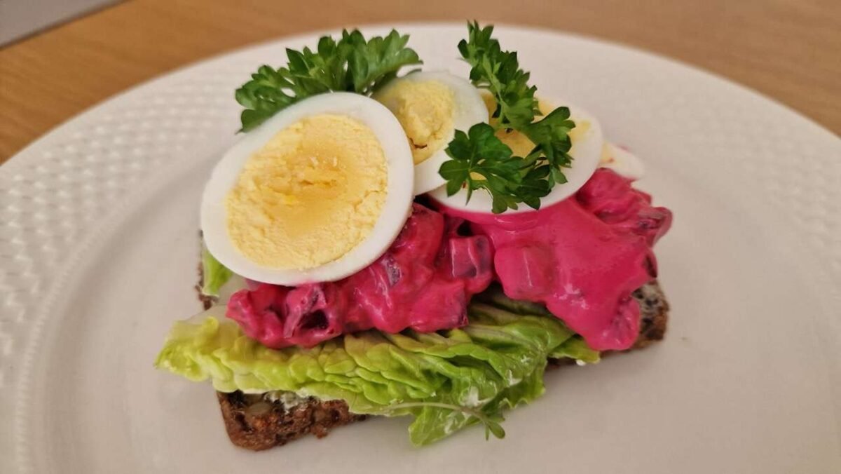 Smørrebrød with egg and beet salad