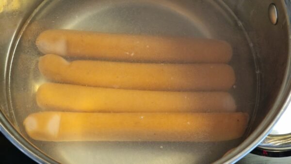Hot dog warming in water for pølse i lompe