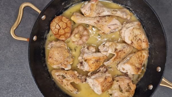 Cooked garlic chicken in its sauce in a skillet