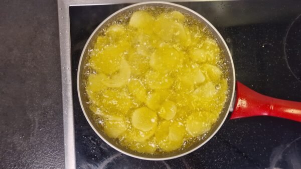 Making Spanish omelette, step 4