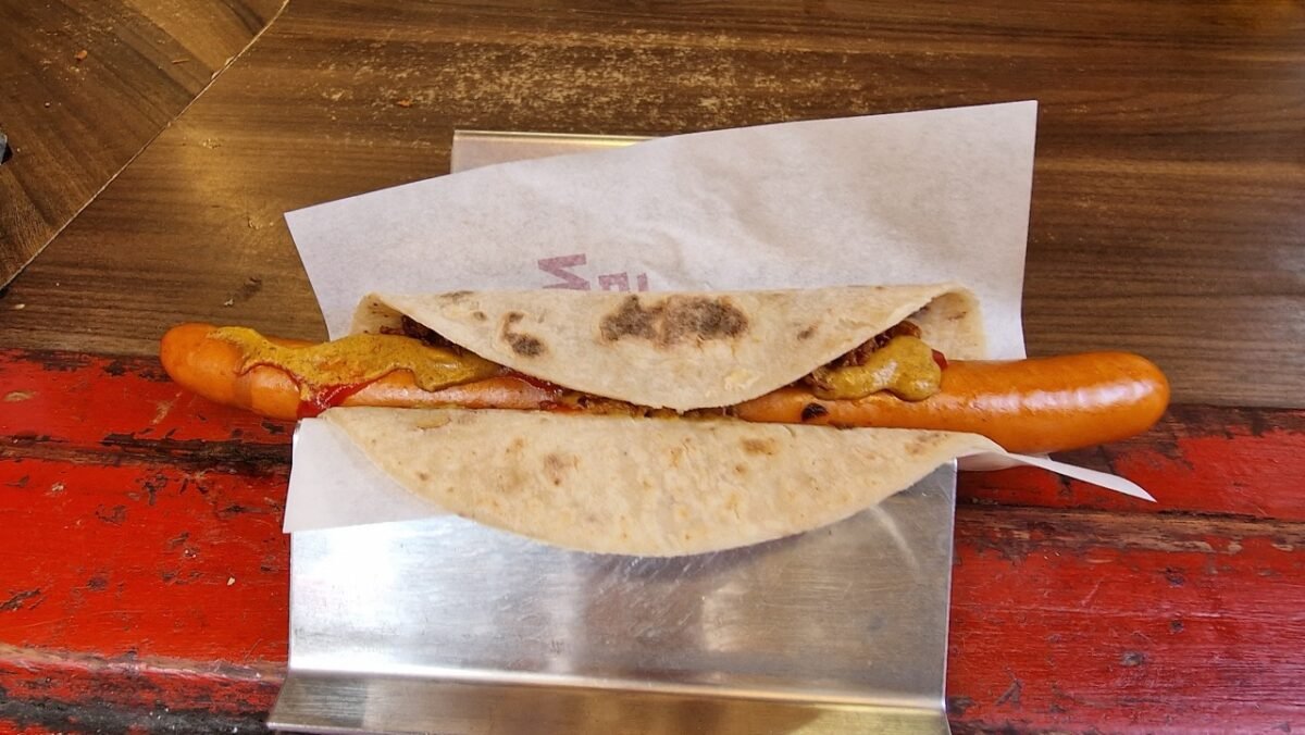 Pølse i lompe served at Syverkiosken in Oslo
