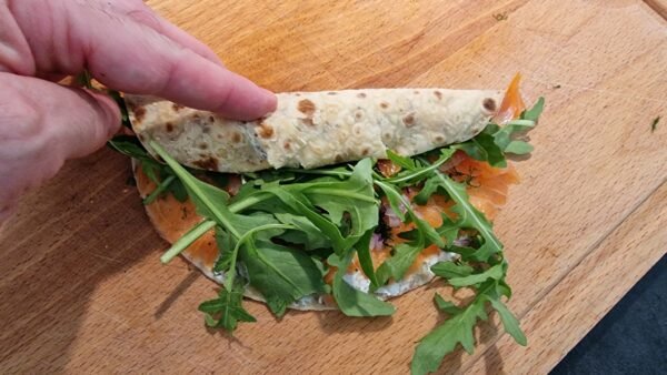 Rolling up a smoked salmon lompe