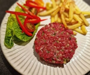 Round serving of steak tartare