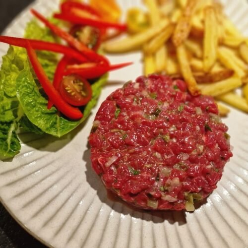 Round serving of steak tartare